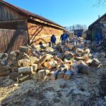 Волонтёры помогают заготавливать дрова