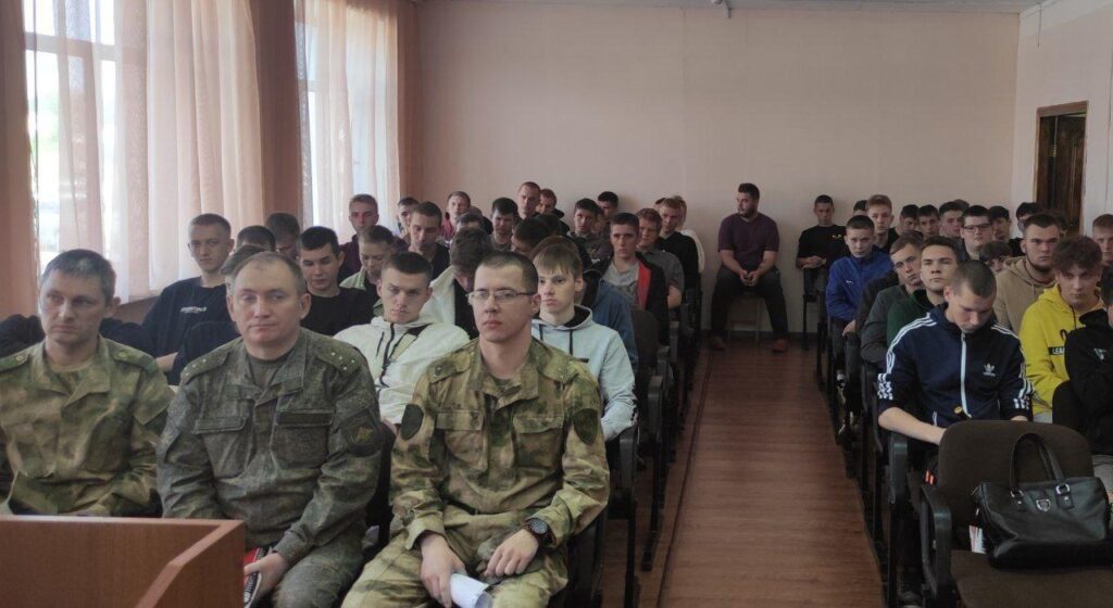 Встреча студентов выпускных групп с Главой Чугуевского МО, сотрудниками военного комиссариата и представителями военных частей Приморского края.